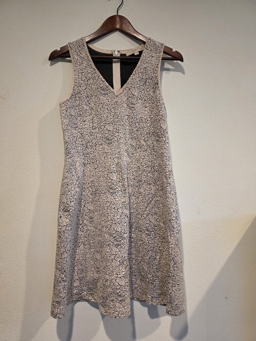 LOFT Sleeveless V-Neck Dress Black White Floral Print Sz 6 / Small Stretch